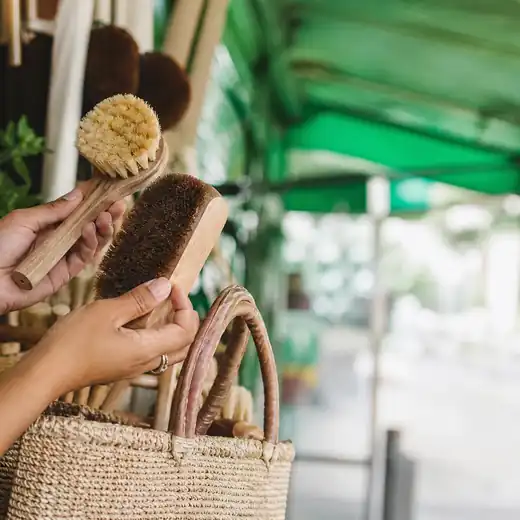 Cena editorial sobre consumo consciente e análise de necessidades